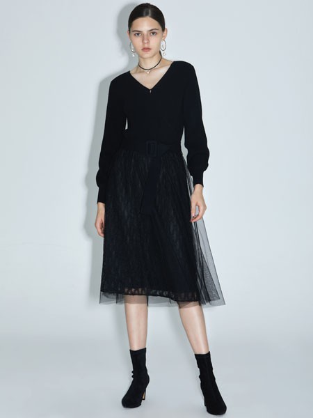 红凯贝尔女装2021秋冬季黑色纯色连衣裙