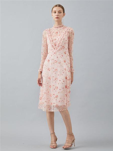 红凯贝尔女装2021秋冬季粉色印花连衣裙