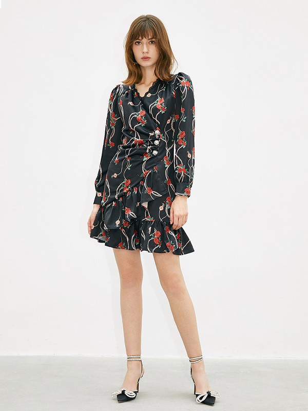 伊华欧秀2021秋冬季黑色印花连衣裙