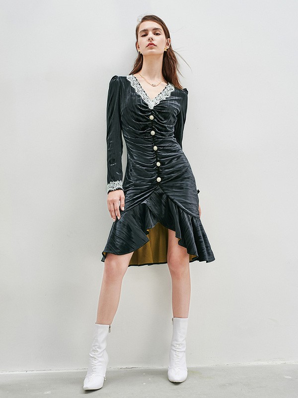 伊华欧秀2021秋冬季黑色开叉连衣裙