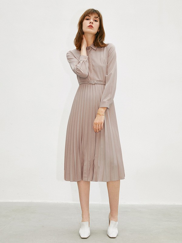 伊华欧秀2021秋冬季裸色纯色连衣裙