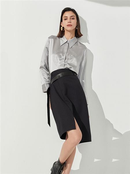 VeroModa2021秋冬季黑色开叉半身裙