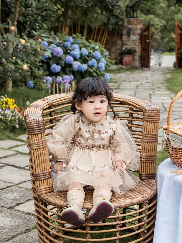 木朵爸爸童装2021秋冬季卡其色印花连衣裙