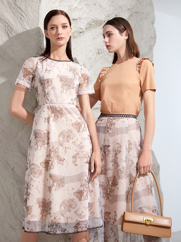 乔帛2022春夏季白色印花连衣裙