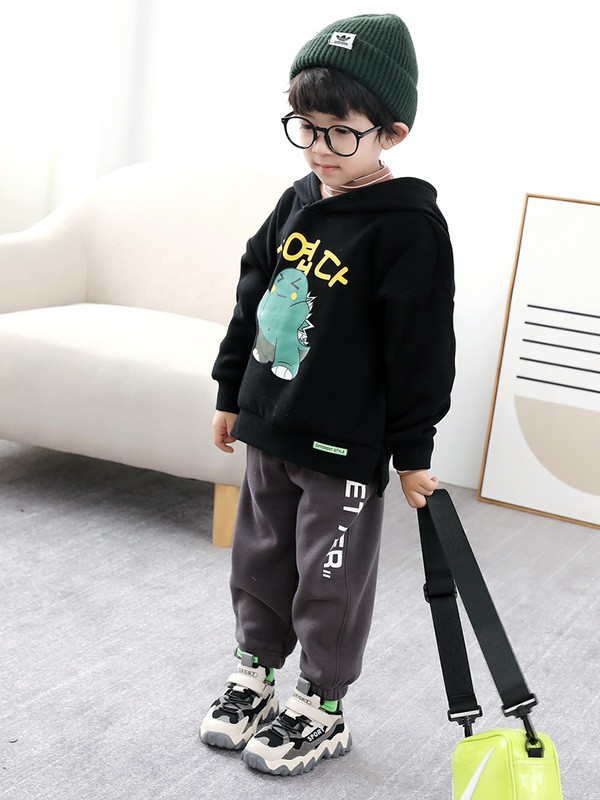 多多家童装2022春夏季黑色印花卫衣