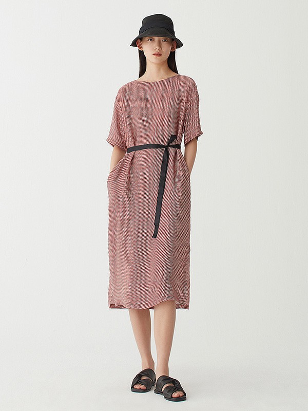 噢姆女装2022春夏季粉色宽松连衣裙