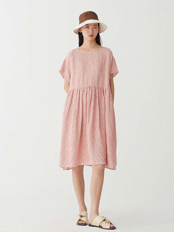 噢姆女装2022春夏季粉色宽松连衣裙