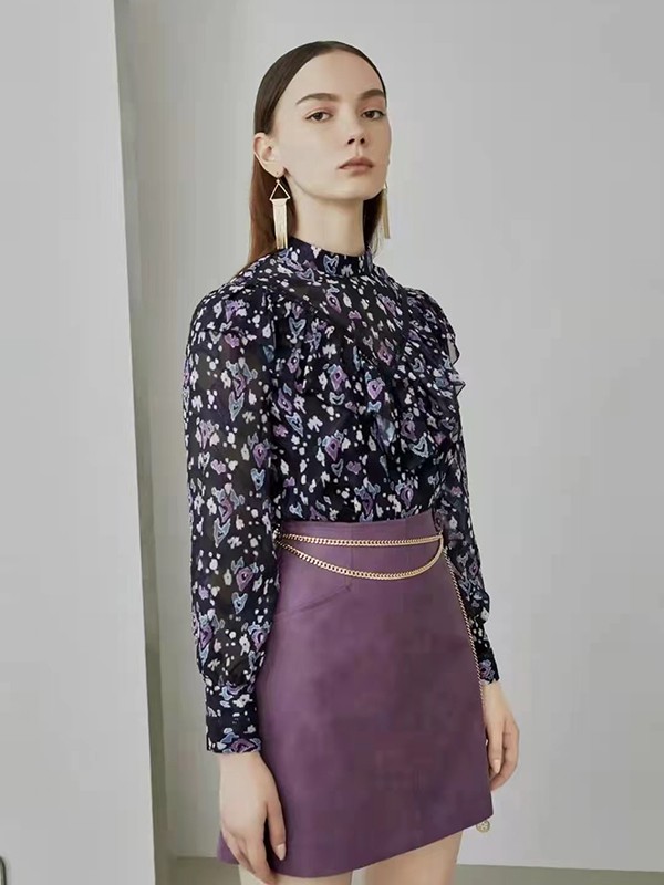 点占2022春夏季黑色印花雪纺衫