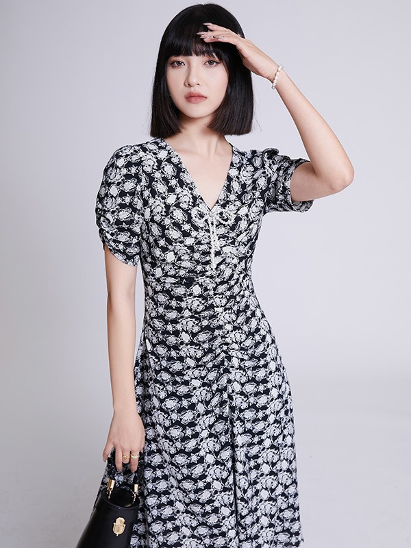 闻讯2022春夏季黑色印花连衣裙
