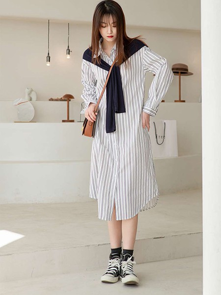 谜秀女装2022春夏季白色条纹连衣裙