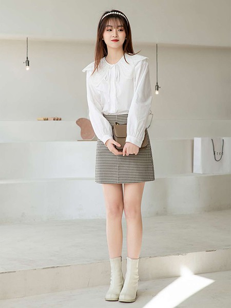 谜秀女装2022春夏季白色娃娃领衬衫
