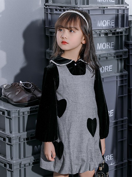 两个小朋友童装2021秋冬季灰色印花连衣裙