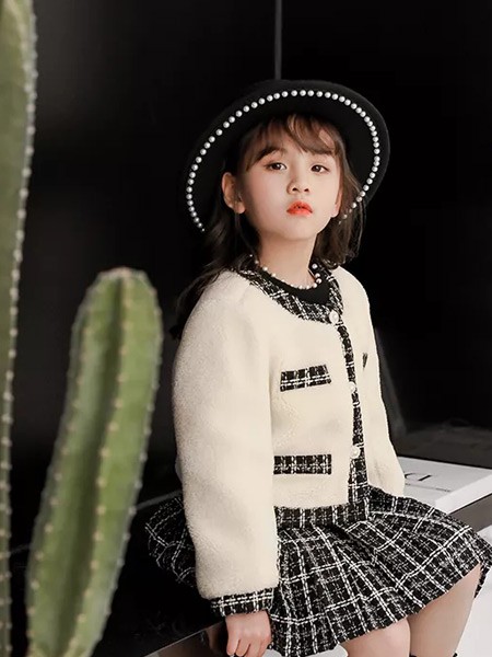 两个小朋友2021秋冬季黑色格子连衣裙