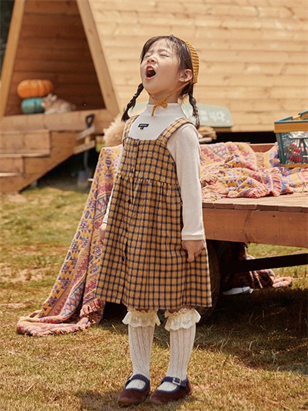 朴与素童装2021秋冬季棕色格子吊带裙