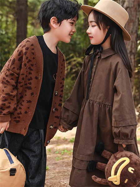 朴与素童装2021秋冬季咖啡色宽松连衣裙