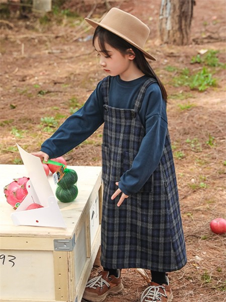 朴与素童装2021秋冬季藏蓝色格子吊带裙