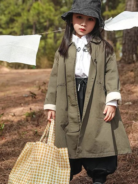 朴与素童装2021秋冬季绿色纯色风衣
