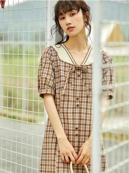 pit女装2022春夏季卡其色格子连衣裙