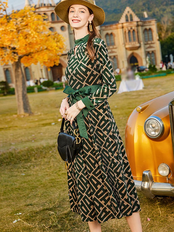 卡米兰女装2022春夏季黑色印花连衣裙