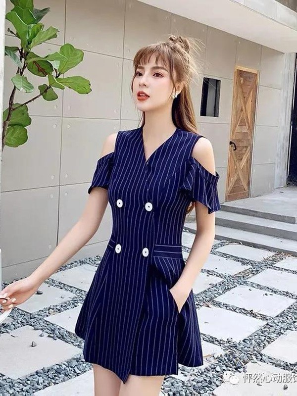 怦然心动2022春夏季藏蓝色格子连衣裙