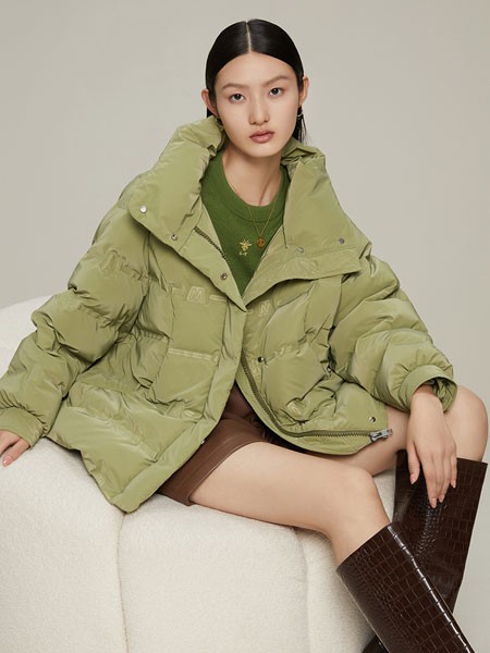 曼德诗女装2021秋冬季抹茶绿高领羽绒服