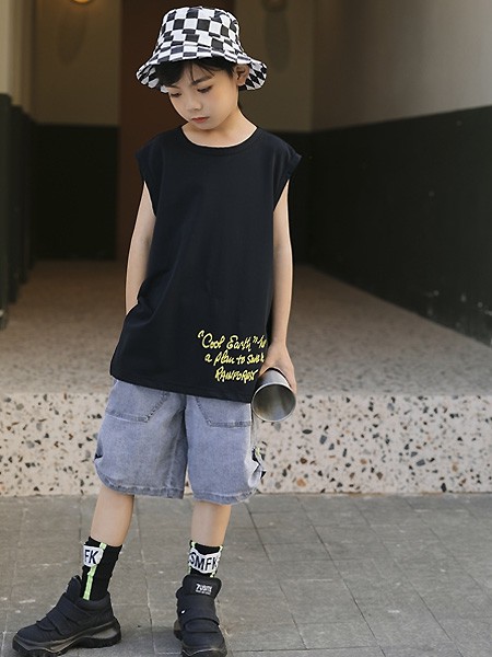 城秀2022春夏季黑色字母背心