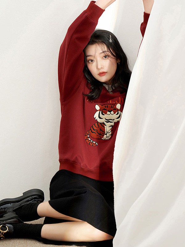 拉夏贝尔女装2022春夏季酒红色印花卫衣