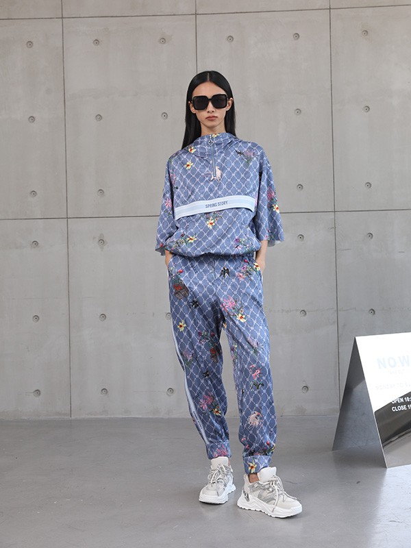 美诗缇2022春夏季蓝色印花上衣