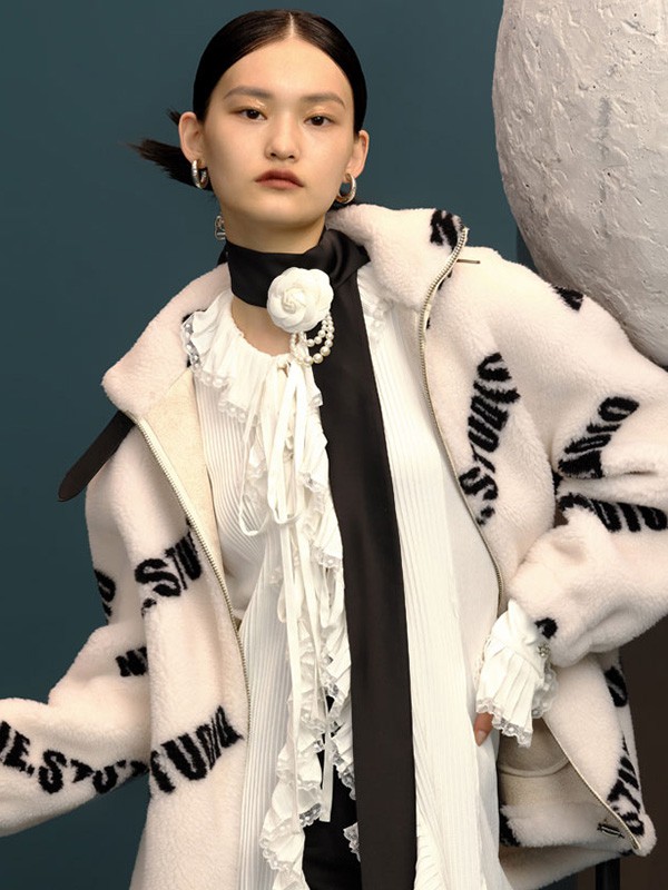 纳俪2021秋冬季白色字母大衣