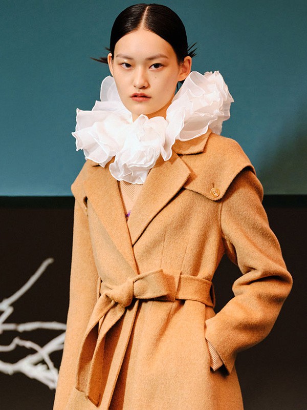 纳俪2021秋冬季卡其色纯色大衣