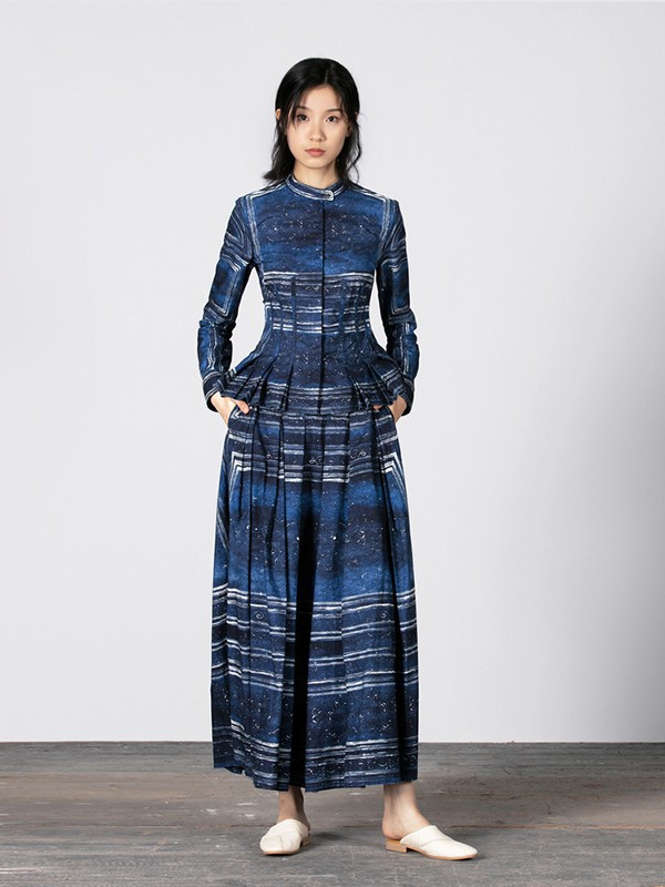 例外2022春夏季藏蓝色印花连衣裙