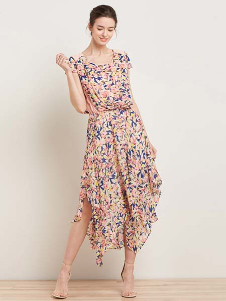 埃迪拉女装2022春夏季米色印花连衣裙