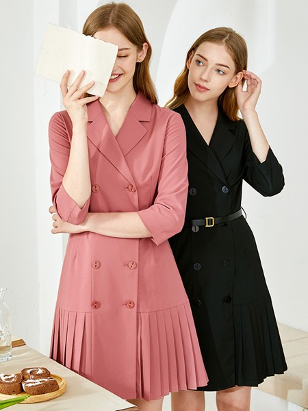 朵以女装2022春夏季粉色褶皱连衣裙