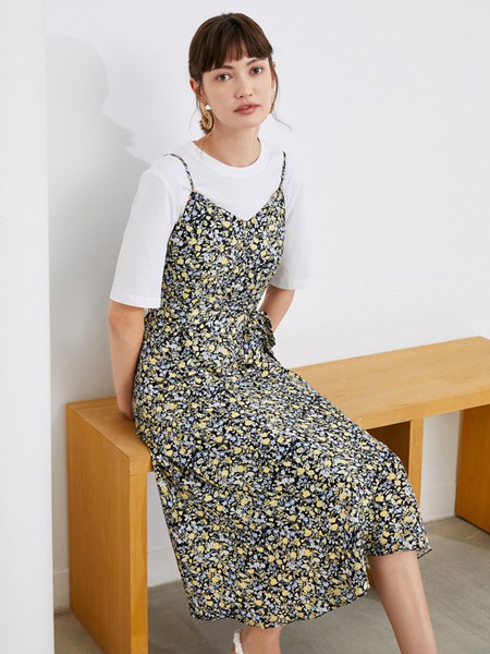 伊布都2022春夏季白色波点吊带裙