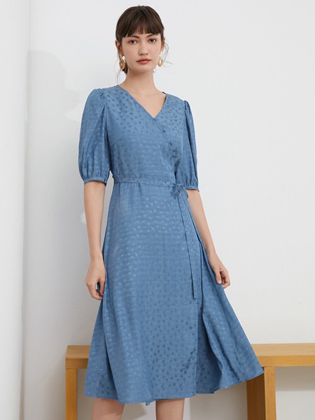 伊布都2022春夏季蓝色纯色连衣裙