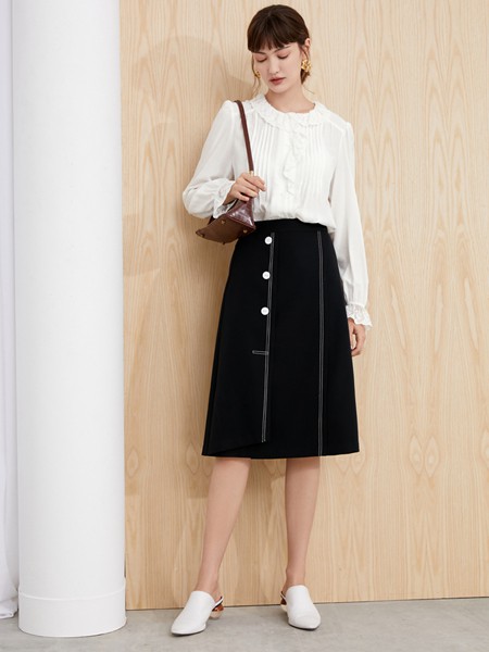 伊布都2022春夏季白色纯色针织衫