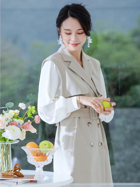 卡汶2022春夏季米色纯色马夹