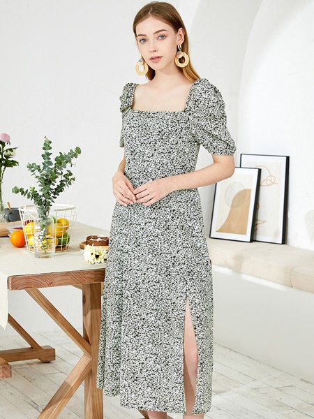 朵以2022春夏季白色开叉连衣裙