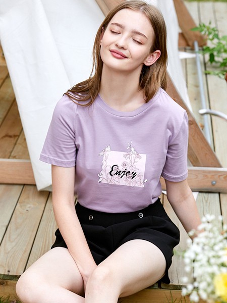 朵以2022春夏季紫色印花T恤