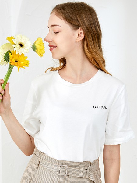 朵以2022春夏季白色字母T恤