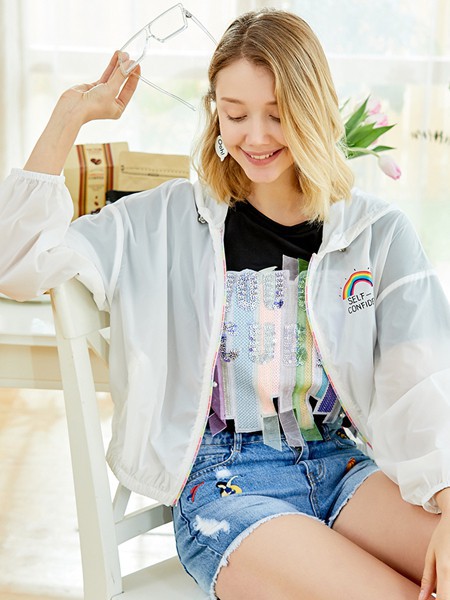 朵以2022春夏季黑色印花T恤