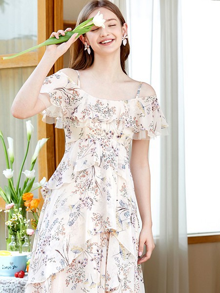 朵以2022春夏季白色印花吊带裙