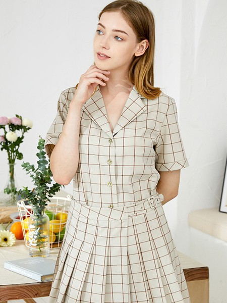 朵以2022春夏季白色格子连衣裙