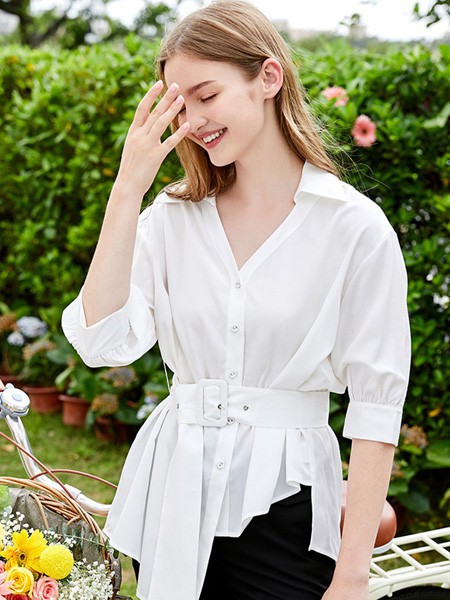 朵以2022春夏季白色不对称衬衫
