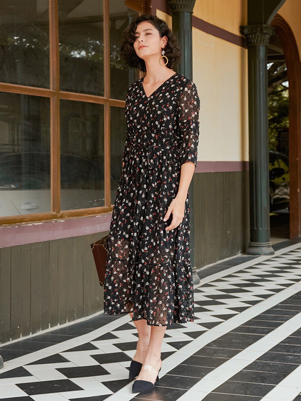 犁人坊女装2021秋冬季黑色波点连衣裙