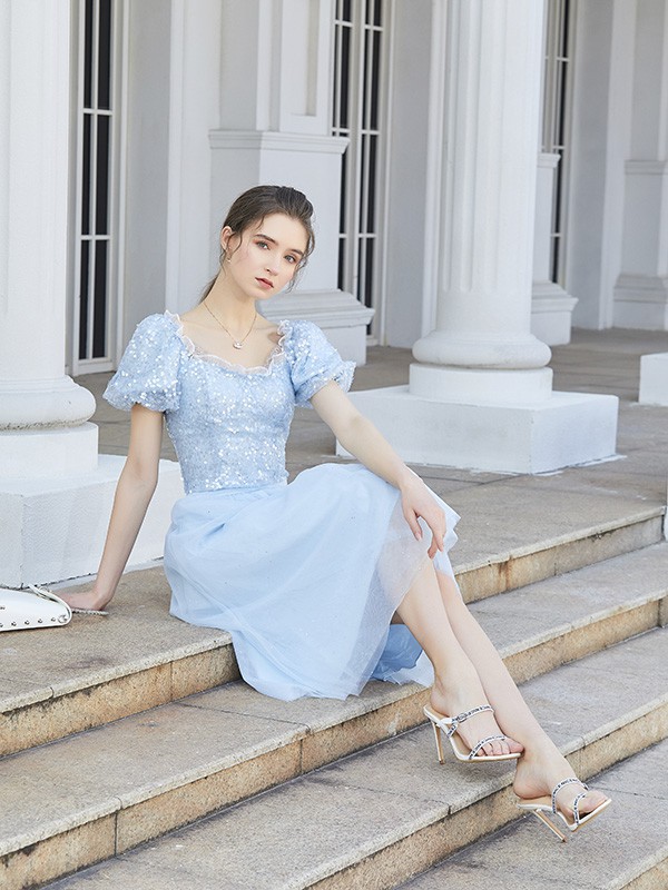 圣多衣2022春夏季浅蓝色泡泡袖连衣裙