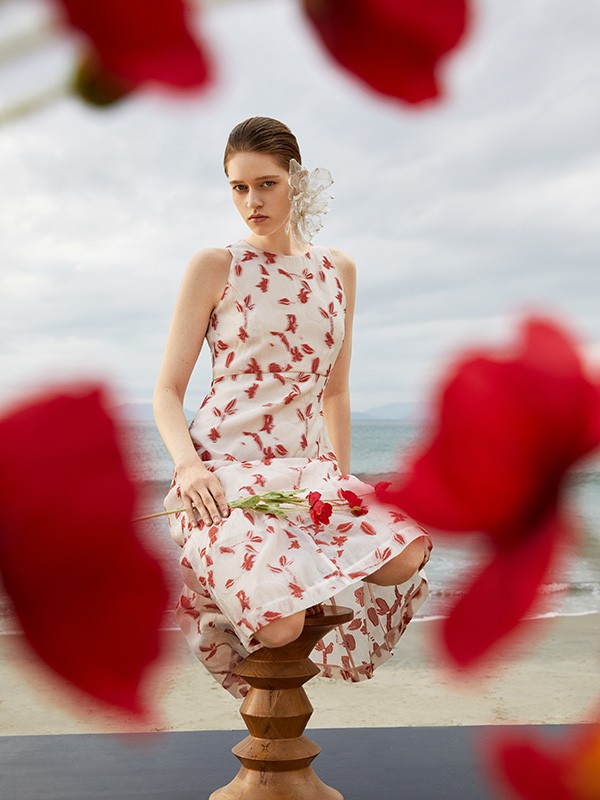 锡瑅2022春夏季白色印花吊带裙