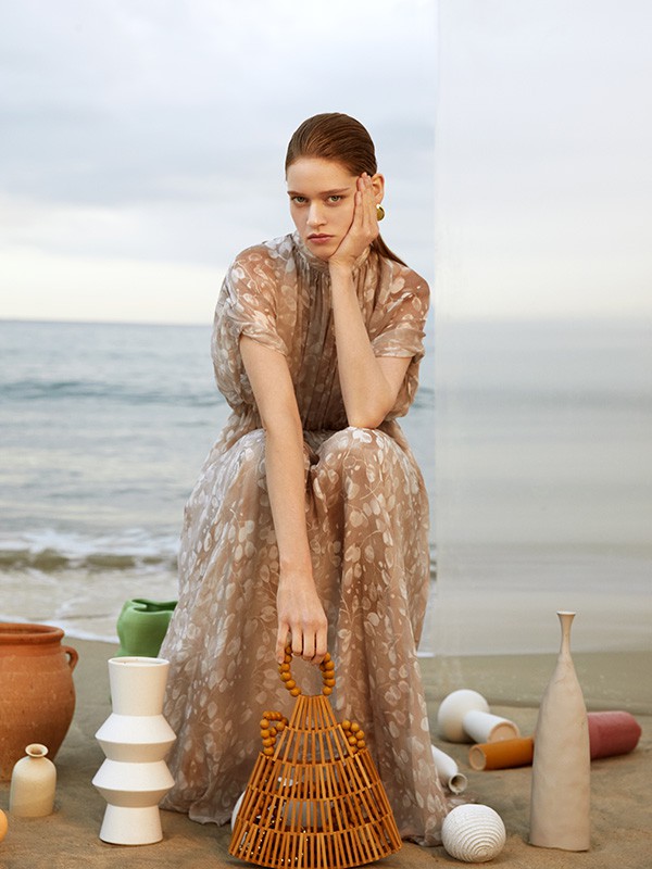 锡瑅2022春夏季咖啡色印花连衣裙