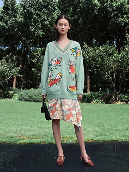 EP雅莹女装2022春夏季绿色印花针织衫