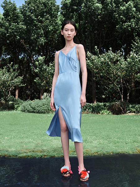 爱丽娜米罗2022春夏季蓝色开叉吊带裙